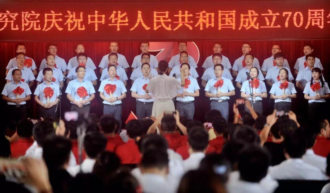 逃离废弃的卡车场